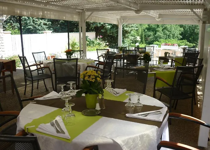 Hotel Logis Le Relais Du Serre 2*